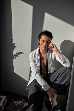 Kurnaz, seksi, gözleri kapalı, parmaklarıyla yüzüne dokunan adamın bir fikri var. Bir plan yapar, karar verir.