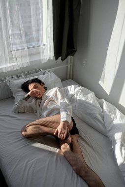 Gay bir müşteriyi bekliyor, yatakta arkadaşı, alışılmadık bir sürpriz, uzun mesafe atışına meydan okuyor.