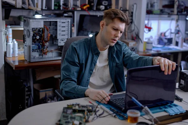 Kaukasiska Professionell Tekniker Sitta Tänker Hur Man Reparera Fel Laptop — Stockfoto