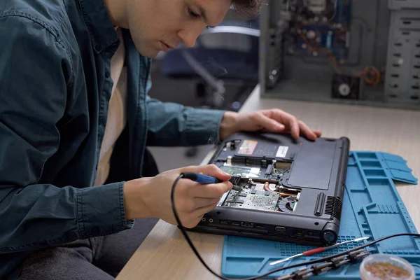 Profesionální Inženýr Obnovuje Notebook Pomocí Různých Speciálních Nástrojů Elektronická Opravna — Stock fotografie