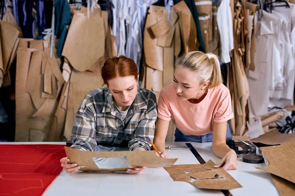 Dos Mujeres Caucásicas Jóvenes Fábrica Prendas Vestir Discutiendo Trabajo Han —  Fotos de Stock