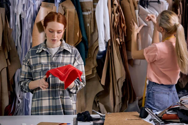 Dos Jóvenes Costureras Trabajadoras Caucásicas Taller Estudio Moderno Preparando Textiles —  Fotos de Stock