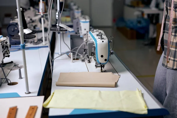Пустая Комната Швейная Фабрика Швейный Цех Современной Швейной Машиной Швейная — стоковое фото
