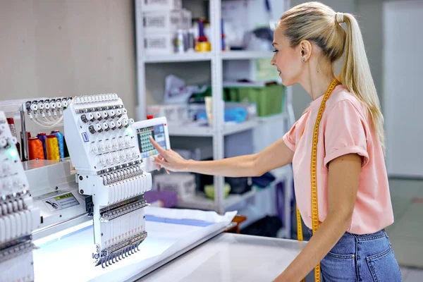 Costureiras Caucasianas Oficina Estúdio Moderna Preparando Máquina Costura Para Trabalho — Fotografia de Stock