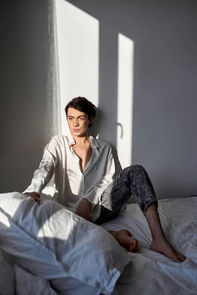 Modelo Masculino Bien Parecido Tiene Descanso Dormitorio Fin Semana Día —  Fotos de Stock