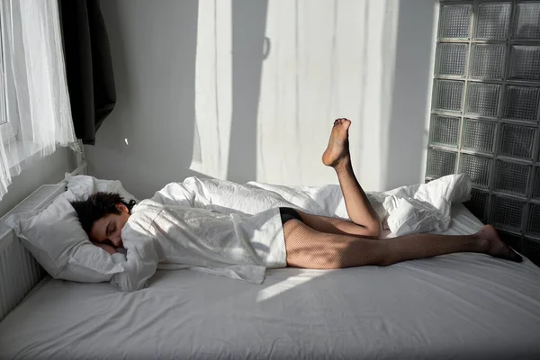 Jovem Bonito Homem Magro Dormindo Cama Casa Fim Semana Férias — Fotografia de Stock