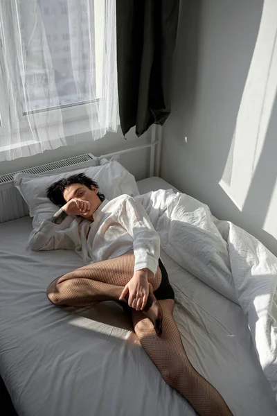 Gay Väntar Klient Vän Sängen Ovanlig Överraskning Utmaning Full Längd — Stockfoto