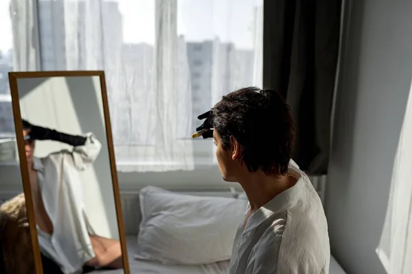 Jovem Olhar Para Espelho Fazer Cara Olhar Para Trás Preparação — Fotografia de Stock