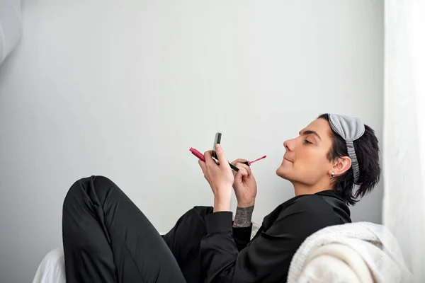 Mode Elegant Kille Tillämpa Makeup Vardagsrummet Närbild Sidovy Skott — Stockfoto