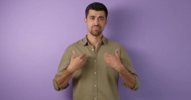 Üzgün, duygusal, sağır, yakışıklı adam yorgun olduğumu söylüyor. Ağlıyorum, yorgunluk, zorluklar, aile işindeki sorunlardan bahseden adam. Yakın plan, mavi arka plan depresyonu.