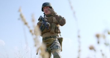 Genç ve cesur bir adam dünyanın dengesiz bölgelerindeki barış görevlerine katılıyor.