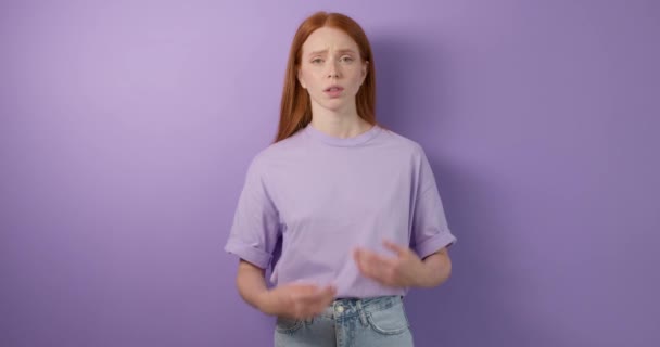 Egészségtelen Sápadt Vörös Hajú Süket Lány Azt Mondja Hogy Beteg — Stock videók