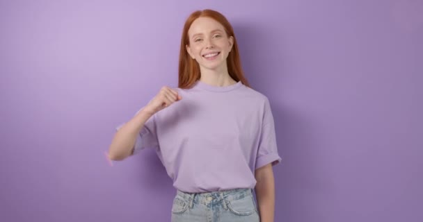 陽気な赤毛の女の子は 聴覚障害者とチャットを学ぶ ジェスチャーと話すTシャツのショートパンツの幸せな女性 カメラを見て — ストック動画