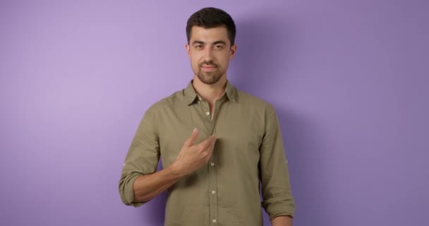Веселый Глухой Человек Рубашке Говорит Порядке Разговор Общение Крупным Планом — стоковое видео