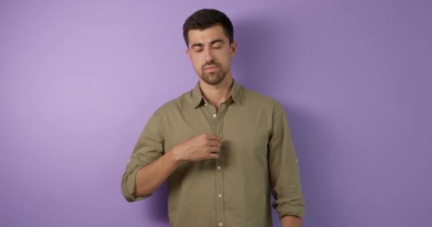 Smutný Unavený Emocionální Hluchý Muž Říká Jsem Tvrdě Pracoval Únava — Stock video