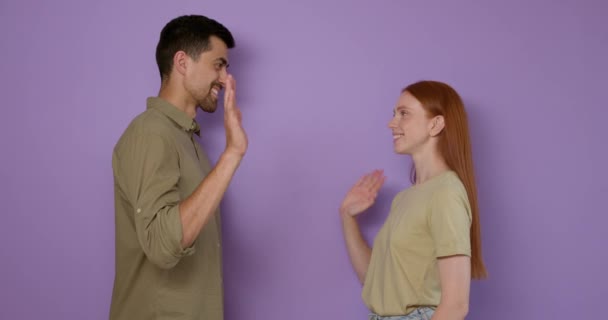 Deaf People Communicating Sign Language Man Red Haired Girl Greeting — Stock Video