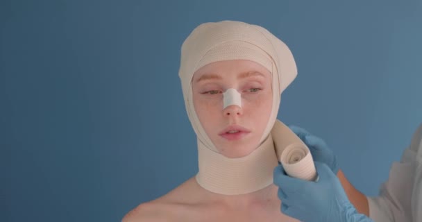 Chirurgien Plasticien Enveloppant Visage Une Patiente Après Une Chirurgie Plastique — Video