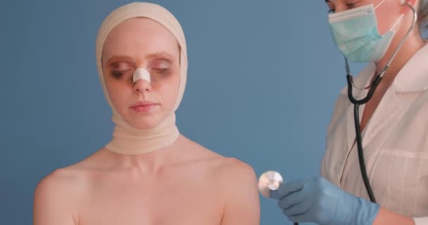 Doctor Comprobar Salud Víctima Femenina Enfermera Máscara Celebración Estetoscopio Examinar — Vídeos de Stock