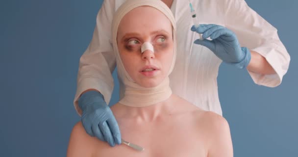 Rädd Olycklig Flicka Med Blåmärken Ögonen Bandage Över Huvudet Och — Stockvideo