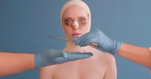 Sjuksköterska Ger Instrument Utrustning För Att Surgen Före Plastikkirurgi Rädd — Stockvideo