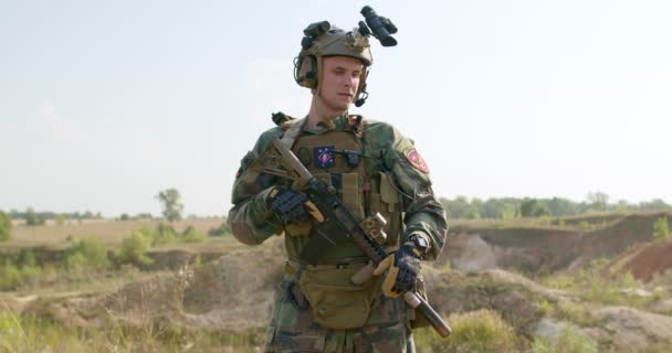 Jovem Soldado Walkie Talki Ordens Proteger Pátria Terroristas Domésticos Enemies — Vídeo de Stock