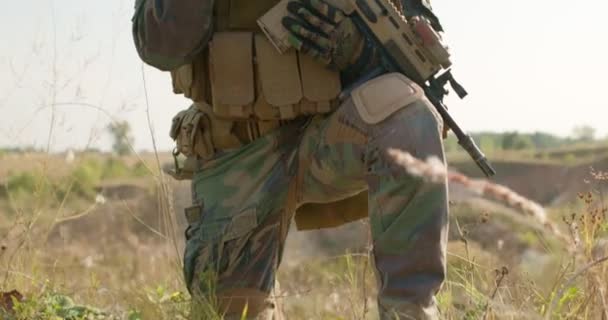 Soldado Militar Apunta Con Arma Montaña Cae Rodillas Revisando Arma — Vídeos de Stock