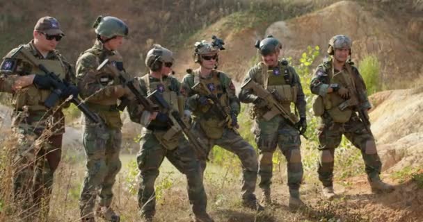 Jovens Camuflagem Têm Descanso Fila Esperando Comandante Preparando Para Guerra — Vídeo de Stock