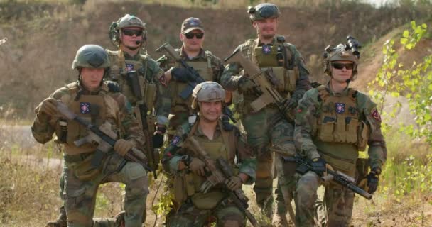 年轻现役士兵在训练期间 慢动作 男人们站在一排 特别行动小组的战士们为胜利而高兴 — 图库视频影像