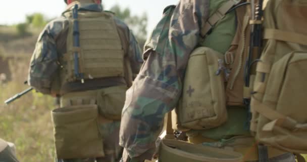 Молоді Чоловіки Марширують Польовою Дорогою Осіннього Дня Група Солдатів Йде — стокове відео