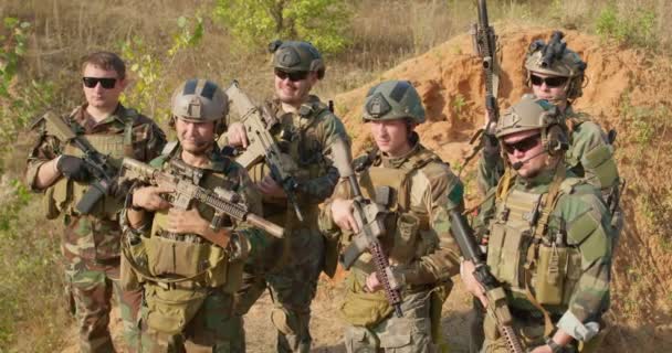Leger Mannen Dragen Tactisch Uniform Houden Machinegeweer Staande Vallei Slow — Stockvideo