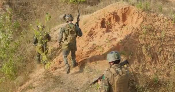 Νέα Ομάδα Στρατιωτών Συμμετέχει Στρατιωτική Αποστολή Τρέχει Στρατιώτες Πηγαίνουν Κάτω — Αρχείο Βίντεο