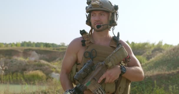 Οπλισμένος Κτηνώδης Μυώδης Άντρας Χωρίς Πουκάμισο Στρατιωτική Στολή Κρατώντας Όπλο — Αρχείο Βίντεο