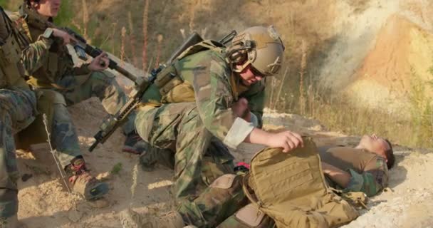 Στρατιώτης Ανοίγει Την Τσάντα Του Ψάχνει Για Λαστιχένιο Επίδεσμο Και — Αρχείο Βίντεο
