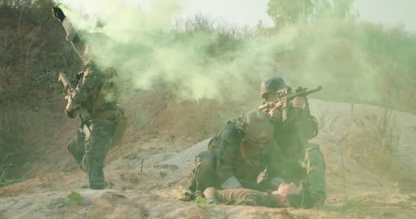 Unrecognizable Wounded Weak Soldiers Lying Ground While Squad Protecting Them — Stock Video