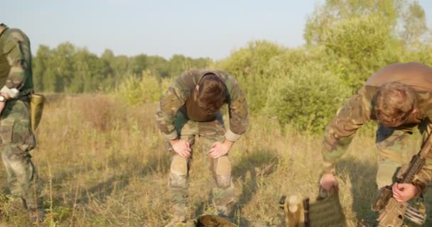 Gelukkige Mannelijke Soldaten Die Rusten Hardlopen Joggen Oefeningen Doen Een — Stockvideo