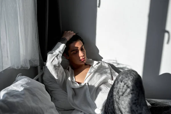 Retrato Morena Sexy Hombre Camisa Blanca Tratando Despertar Del Sueño —  Fotos de Stock