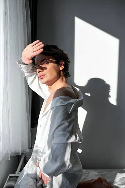 Junger Mann Versucht Sein Gesicht Vor Fallenden Sonnenstrahlen Verbergen Nahaufnahme — Stockfoto