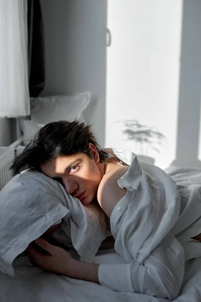 Расстроенный Мужчина Лежит Кровати Своей Спальне Смотрит Камеру Депрессия Парень — стоковое фото