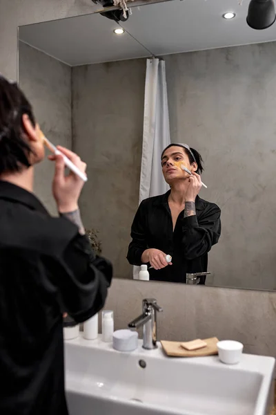 Guapo Bisexual Recibiendo Tratamiento Facial Belleza Cuidado Piel Conceptclose Back —  Fotos de Stock
