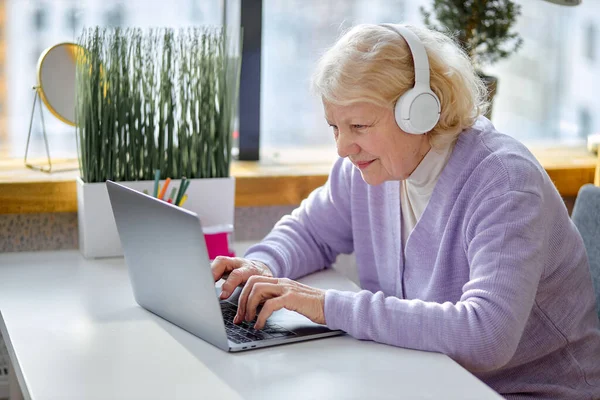 Довольно Пожилая Белая Леди Сидит Ноутбуком Наслаждаясь Современными Технологиями Красивая — стоковое фото