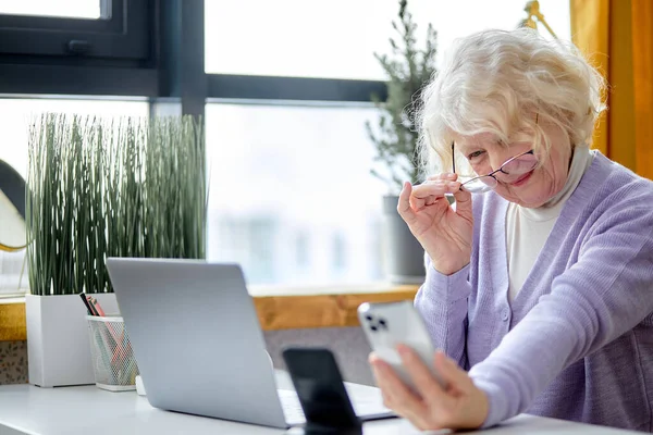 Довольно Пожилая Белая Леди Проверяет Электронную Почту Читает Сообщения Смартфоне — стоковое фото