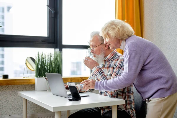 Пожилая Пара Лет Мужчина Женщина Гостиной Просматривает Интернет Современном Ноутбуке — стоковое фото