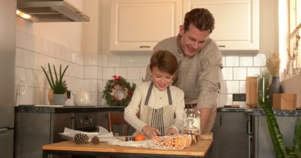 Jongen Die Samen Met Vader Leert Koken Een Kookles Papa — Stockvideo