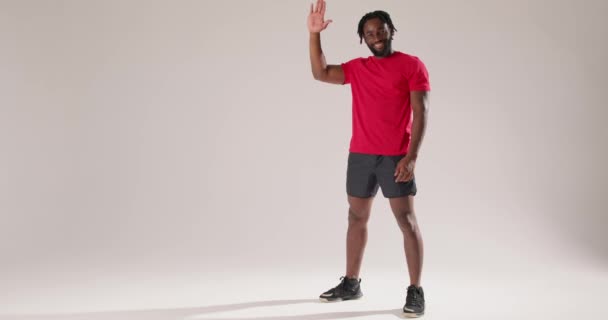 Desportivo Ajuste Alegre Barbudo Africano Homem Usa Vermelho Shirt Azul — Vídeo de Stock