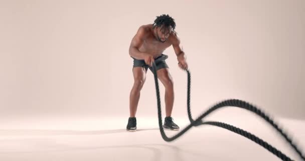 Jovem Suado Muscular Forte Africano Americano Fisiculturista Formação Sobre Whie — Vídeo de Stock