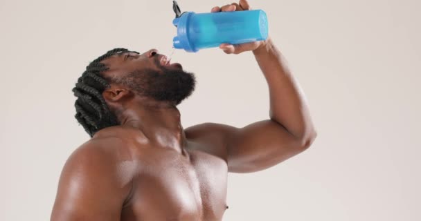 Terli Seksi Çıplak Afrikalı Sporcu Içme Suyunun Tadını Çıkarıyor Portreyi — Stok video
