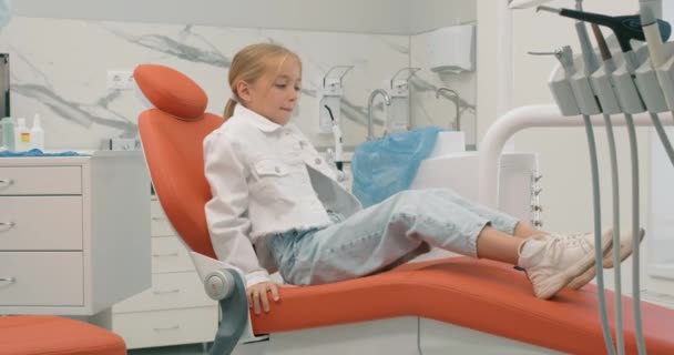 Piękna Odważna Dziewczyna Siedzi Krześle Dentystycznym Czekając Zabieg Zwolniony Ruch — Wideo stockowe