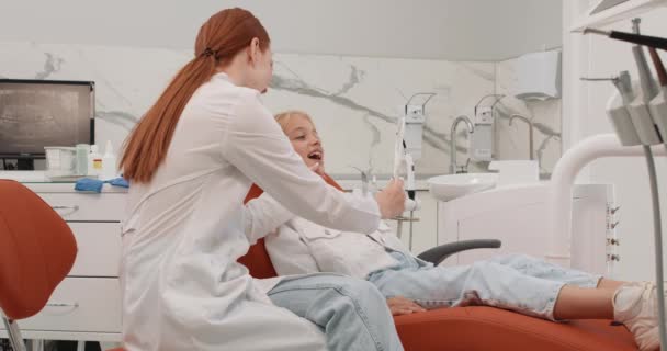 Sourire Amical Rousse Dentiste Tenant Miroir Montrant Les Résultats Polissage — Video