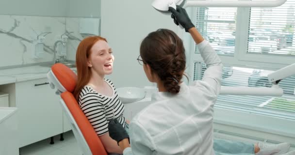 Dentista Femminile Con Lampada Trattare Denti Delle Donne Ragazza Dai — Video Stock