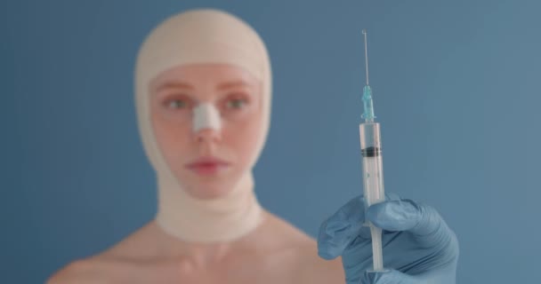 Femeie Frumoasă Serioasă Bandaje Medicale Ipsos Peste Nas Uitându Mâna — Videoclip de stoc
